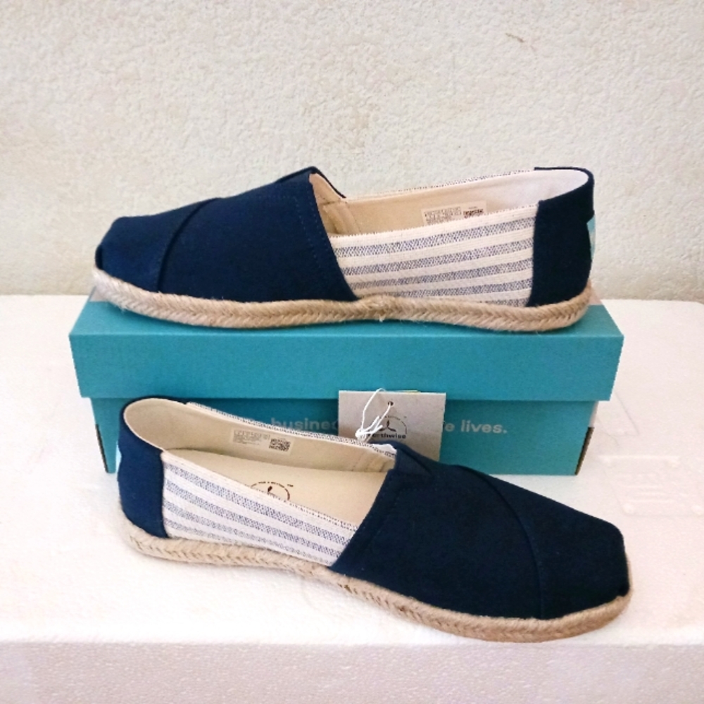 Toms - Picture 3 of 4